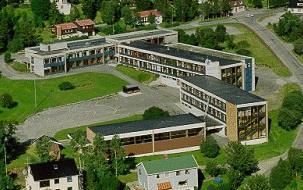 Luftfotografi av skolen - Klikk for stort bilde