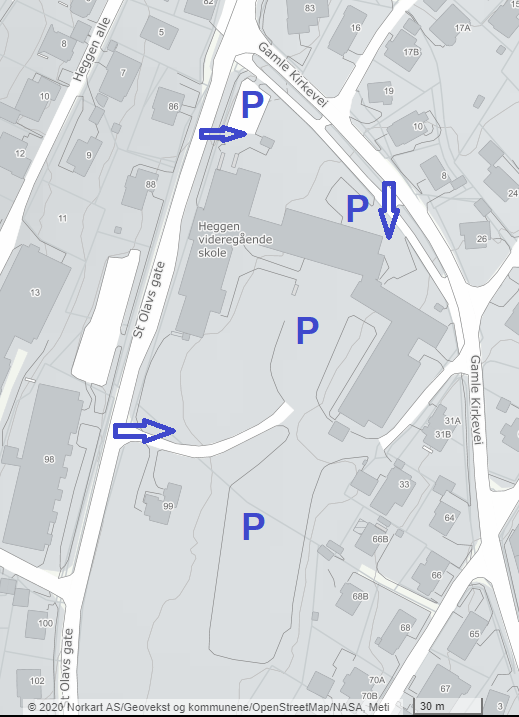 Kart over parkeringsplasser og innkjøringer til skolen illustrert med piler og p-symbol - Klikk for stort bilde