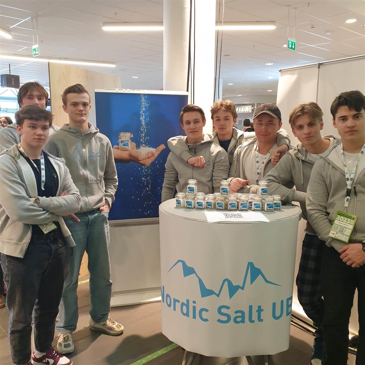 åtte gutter i ungdomsbedriften nordic salt ved sin stand med produktet sitt - Klikk for stort bilde