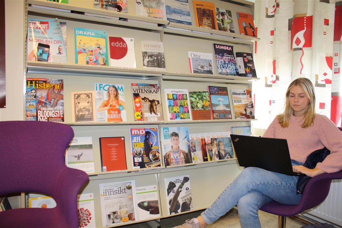 Elev som sitter i en stol med sin PC - Klikk for stort bilde